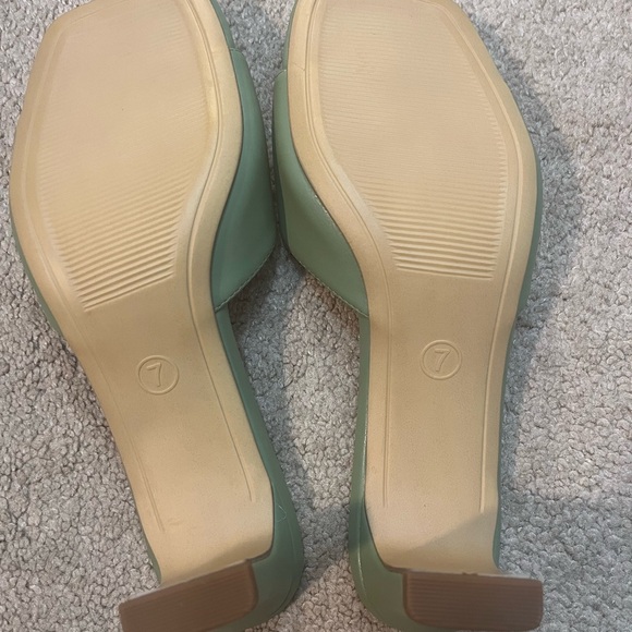 Green Kitten Heels Size 7 NWOT - Picture 2 of 3